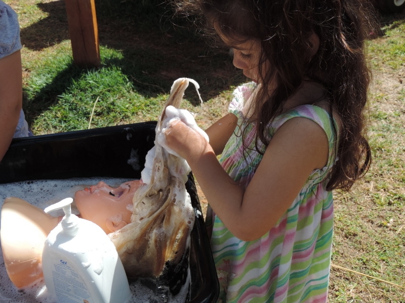 Keeping activities for toddler simple ensures early childhood educators, homeschool, parents, PreK teachers AND children will enjoy play and want to create & participate! Try some of the creative but easy tray and tub play ideas in this huge list!