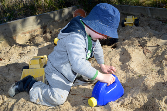 make a sand scoop