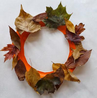 Fall activities for kids: Preserved leaf wreath from Craftulate || Gift of Curiosity