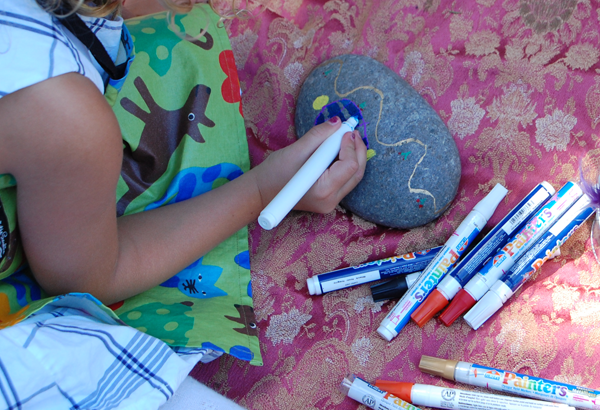 Summertime Art Tips: Seven Tricks to Set up an Impromptu Garden Art Studio.