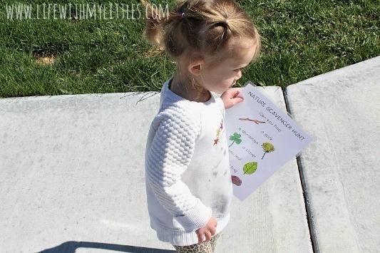 Love this simple, free, printable nature scavenger hunt for toddlers! It's easy and perfect for little learners who want to explore. The perfect outdoor activity for toddlers!