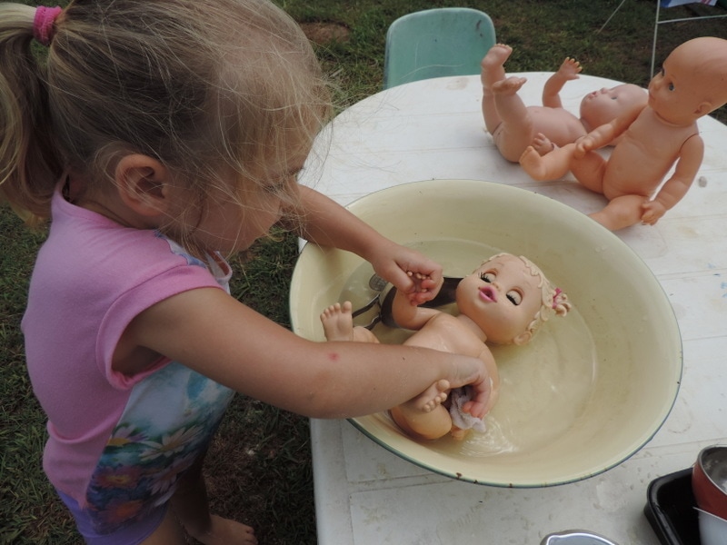 Keeping activities for toddler simple ensures early childhood educators, homeschool, parents, PreK teachers AND children will enjoy play and want to create & participate! Try some of the creative but easy tray and tub play ideas in this huge list!