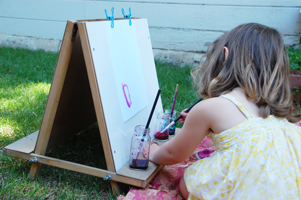 Summertime Art Tips: Seven Tricks to Set up an Impromptu Garden Art Studio.