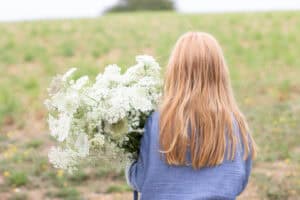 Simple Bouquet ideas - even kids can do. (Wild and free-queen annes lace) www.inspirethemom.com