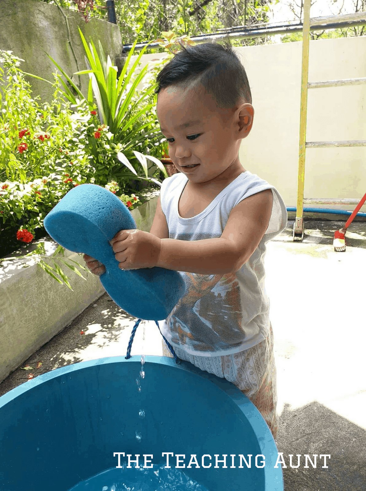 Squeeze a sponge activity- NO PREP Outdoor Activity for Toddlers