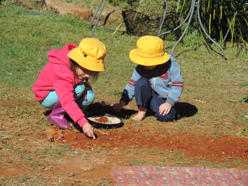 Keeping activities for toddler simple ensures early childhood educators, homeschool, parents, PreK teachers AND children will enjoy play and want to create & participate! Try some of the creative but easy tray and tub play ideas in this huge list!
