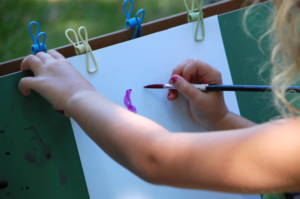 Summertime Art Tips: Seven Tricks to Set up an Impromptu Garden Art Studio.