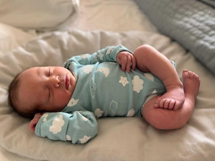 A baby sleeping on a couch

Description automatically generated with medium confidence