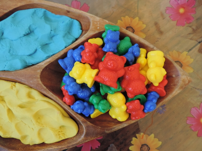 Keeping activities for toddler simple ensures early childhood educators, homeschool, parents, PreK teachers AND children will enjoy play and want to create & participate! Try some of the creative but easy tray and tub play ideas in this huge list!
