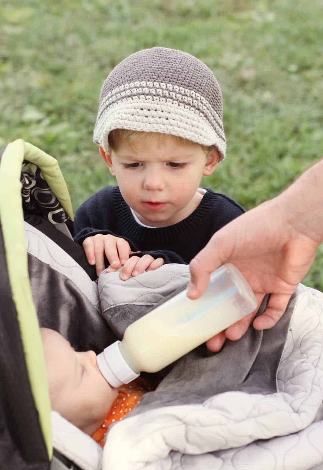 Feeding baby outside - nursing outdoors